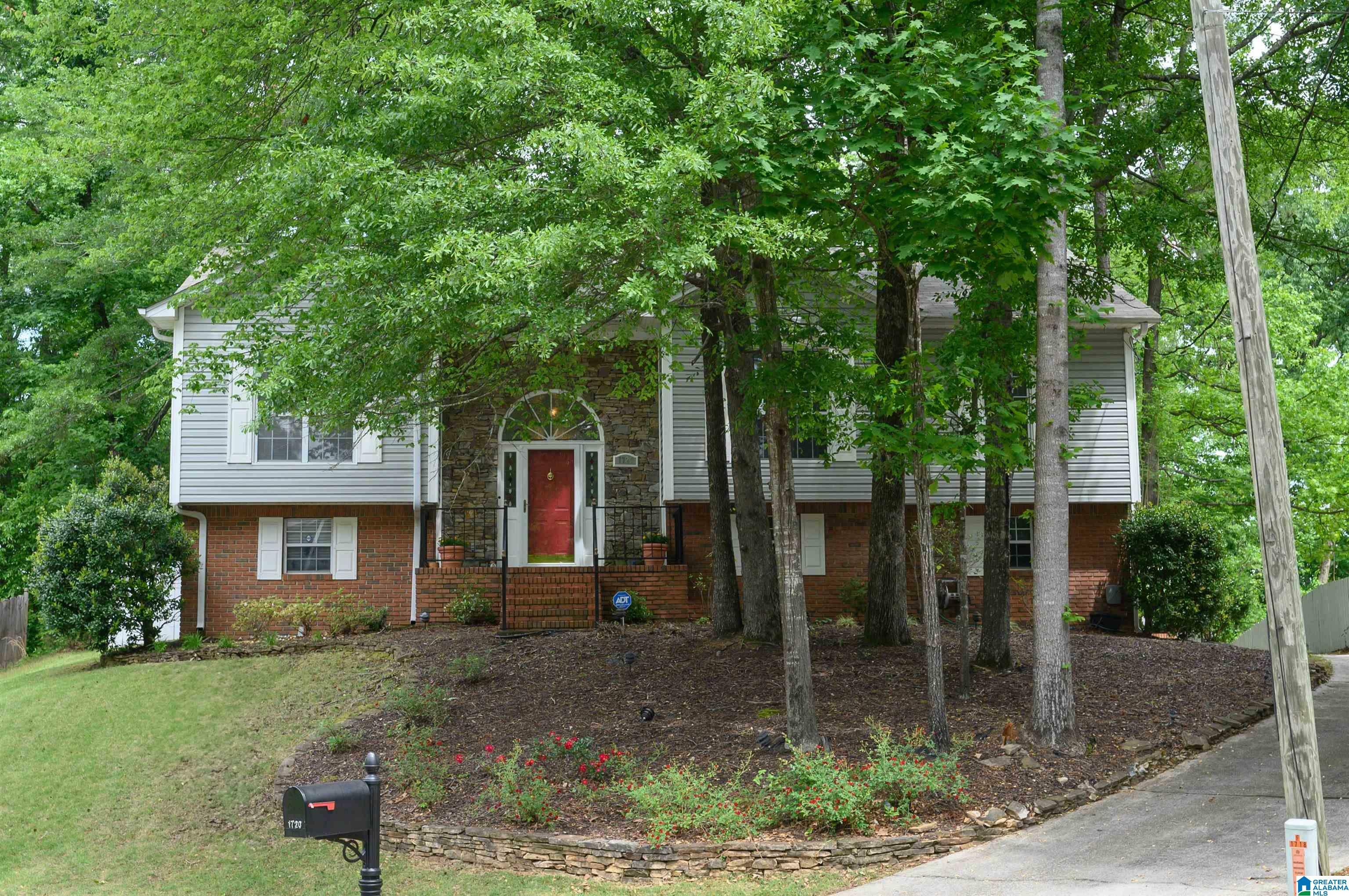 Property Photo: 1720 Fieldstone Circle AL 35080
