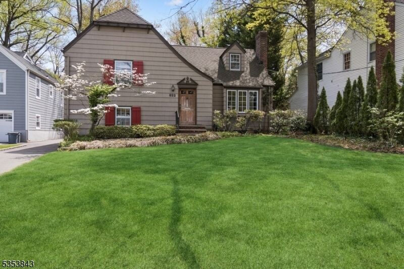 Property Photo:  822 Fairacres Ave  NJ 07090 