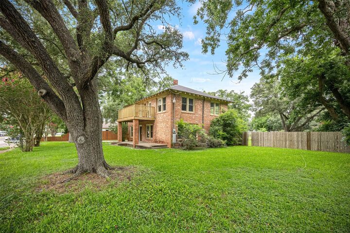 Property Photo: 212 W Alabama Street TX 77488