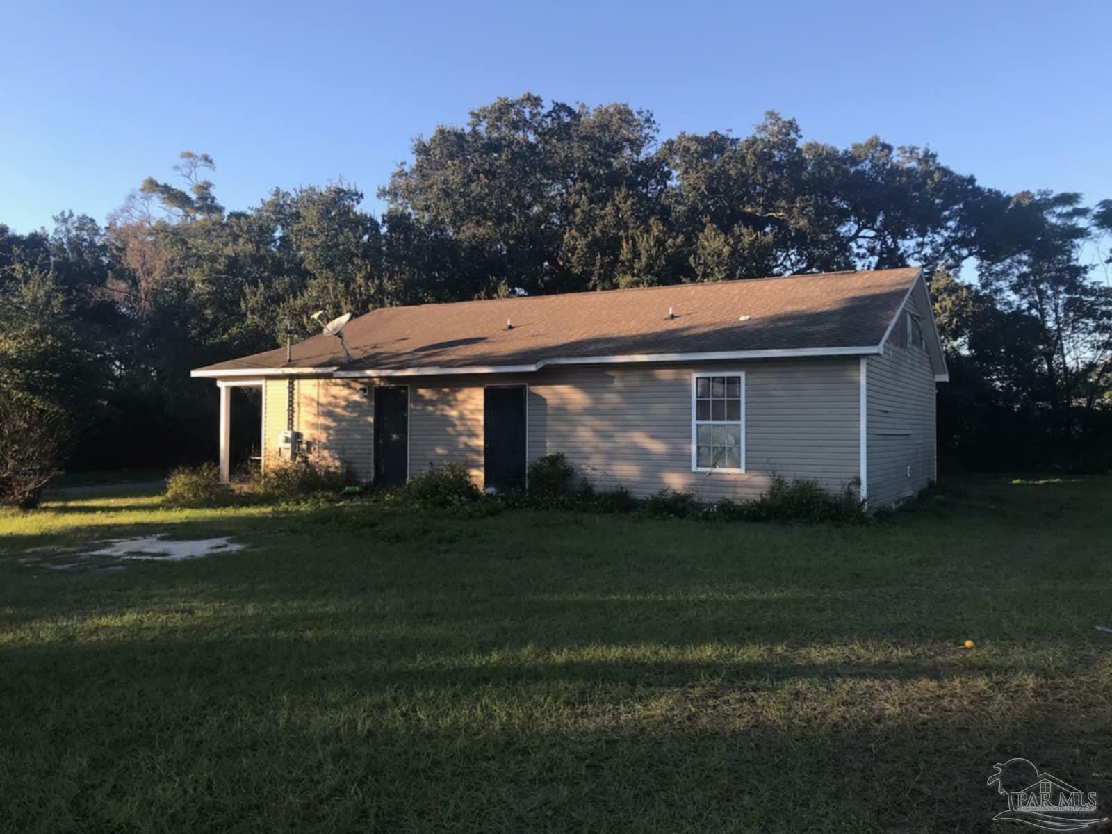 Property Photo: 2208 Oakwood Ave FL 32505
