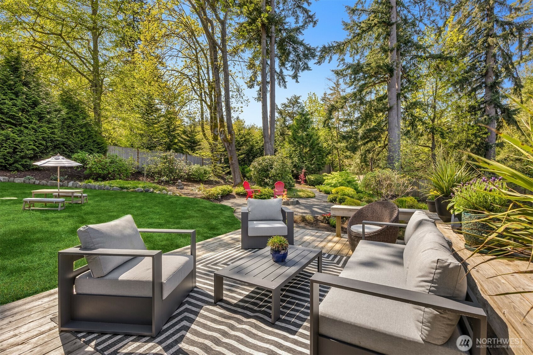 Property Photo: 9165 Burlingame Court NE WA 98110