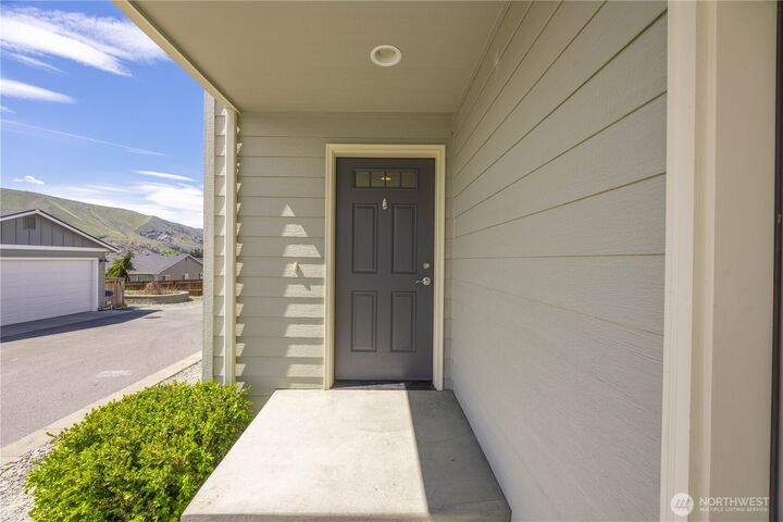 Property Photo:  456 S Kansas Loop  WA 98802