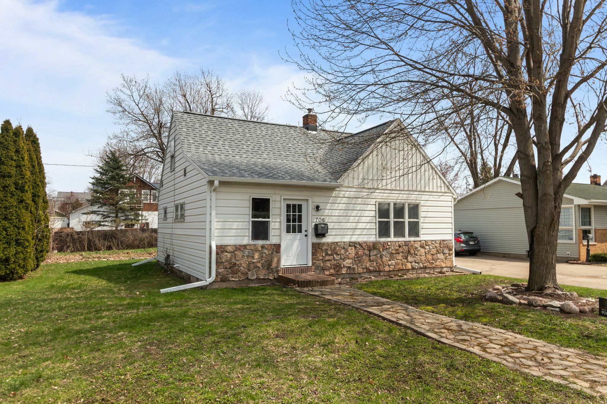 706 S Shawano Street  New London WI 54961 photo
