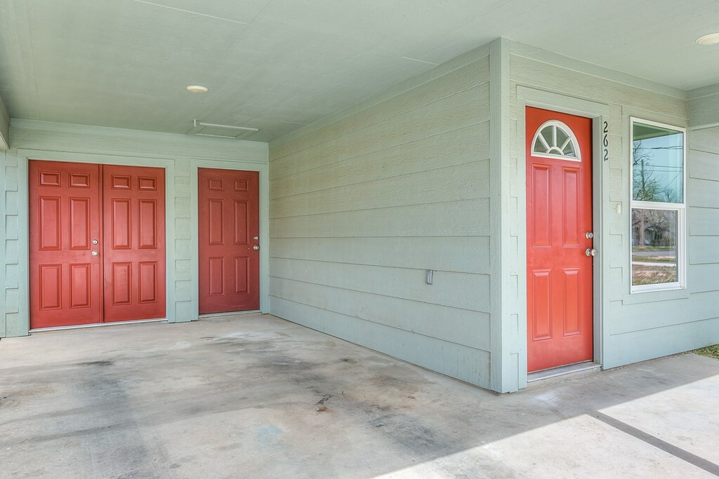 Property Photo: 262 E 23rd St TX 76904