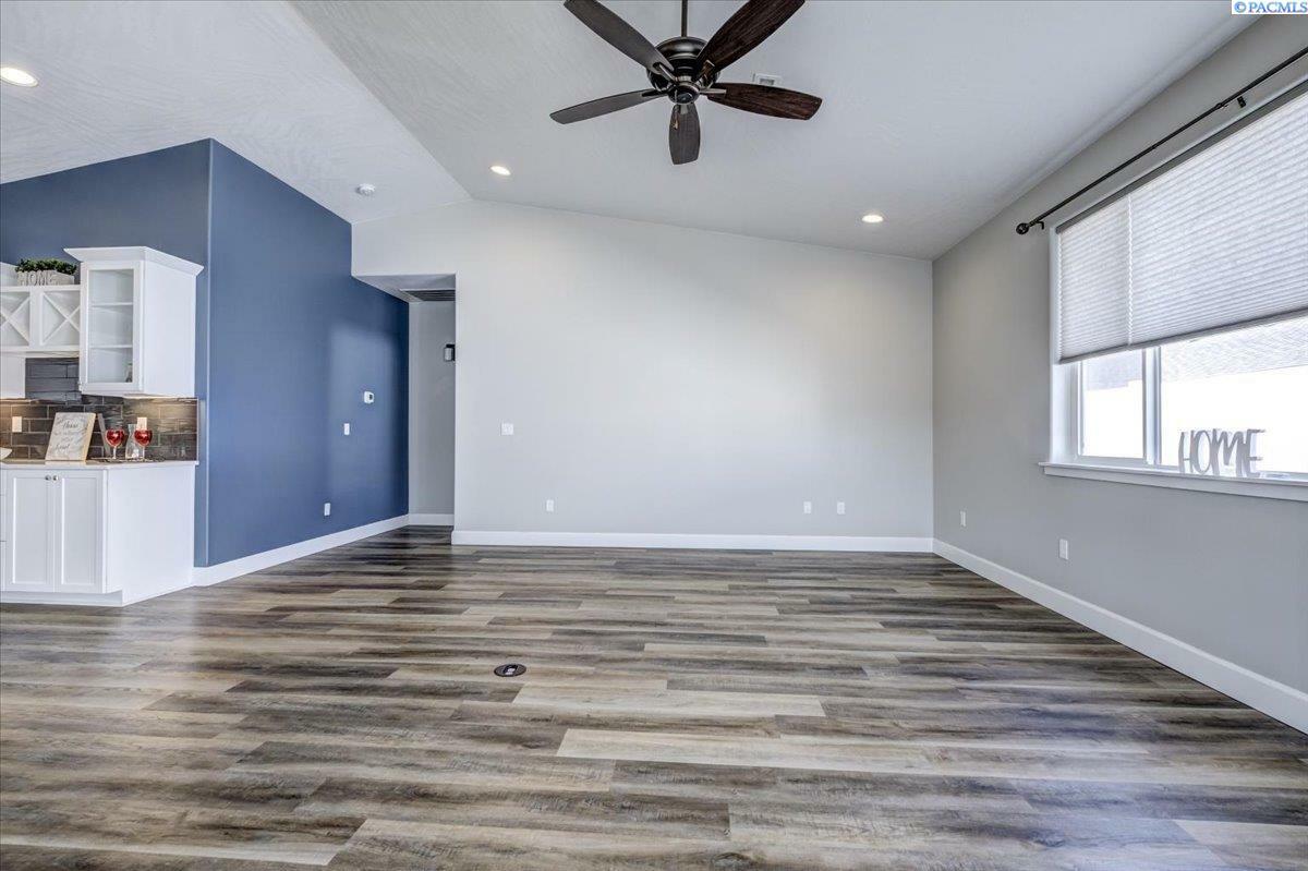 Property Photo: 3123 Carefree Loop WA 99353