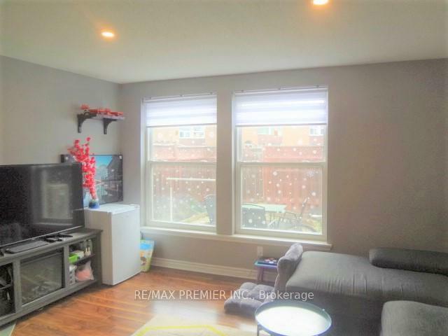 Photo de la propriété: 246 John Garland Boulevard 43 ON M9V 1N8