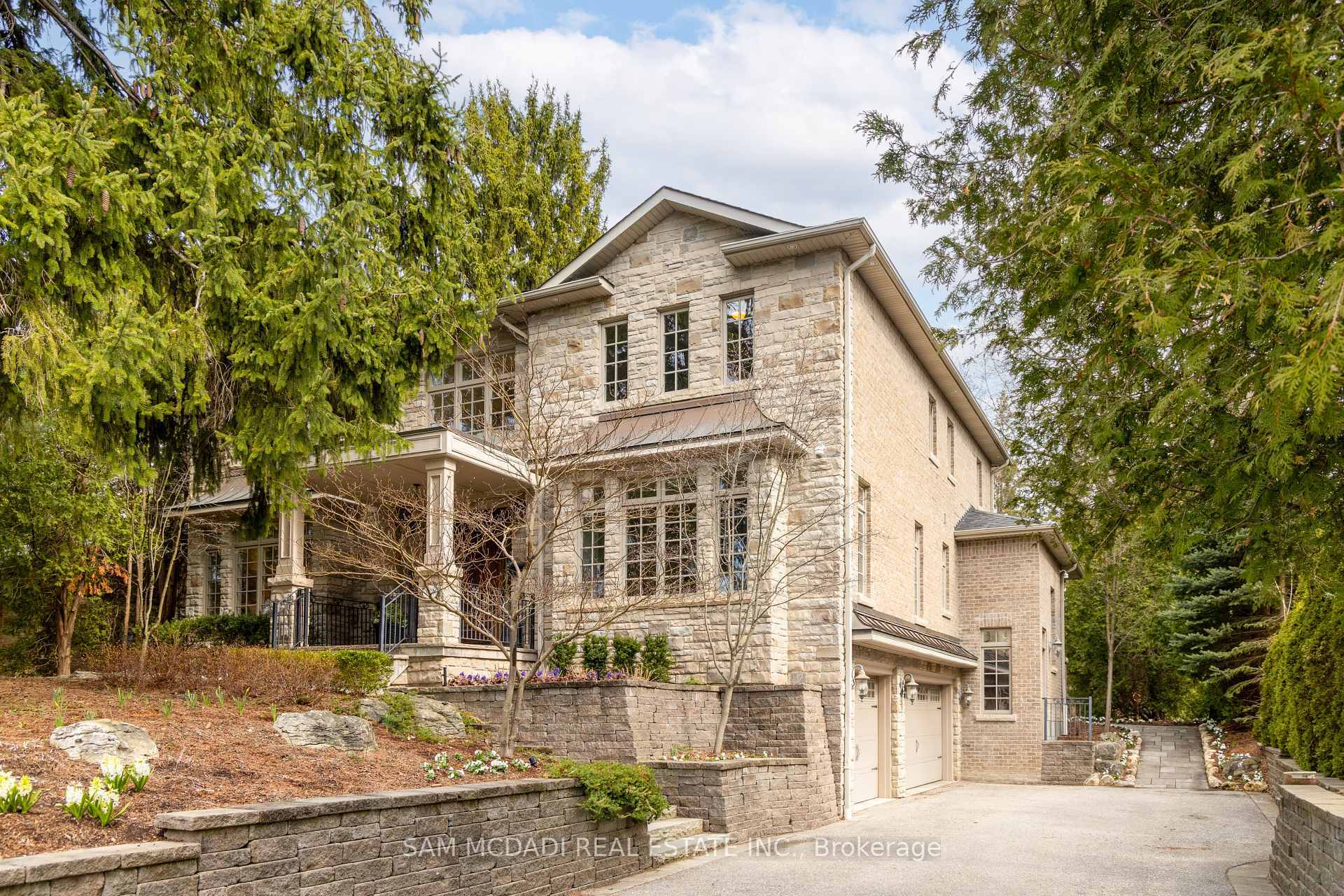 Property Photo: 1173 Woodeden Drive ON L5H 2T7