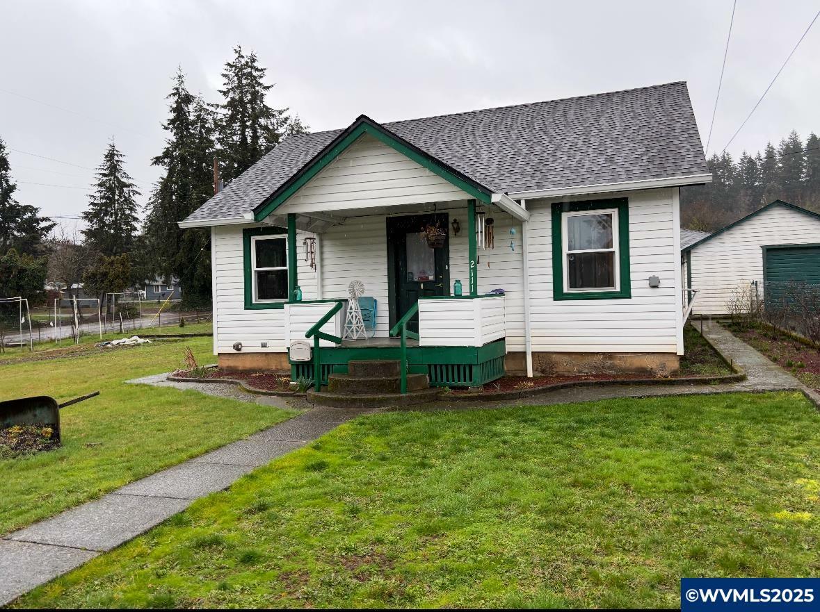 Property Photo: 2111 Elm St OR 97386