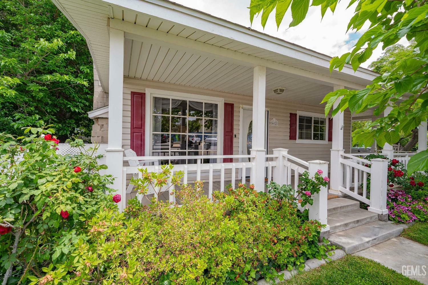 Property Photo: 602 Rose Avenue CA 93268