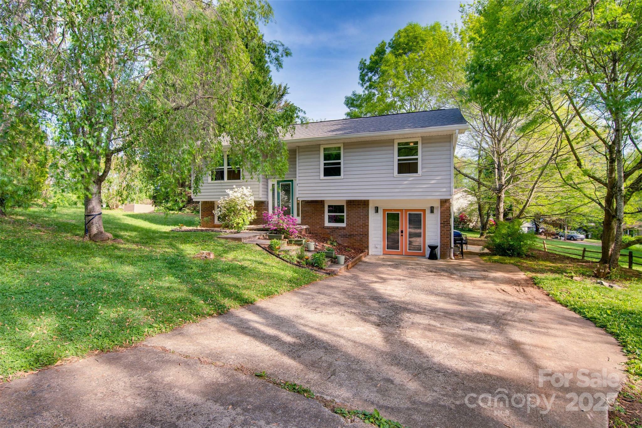 7 Guinevere Court  Asheville NC 28806 photo