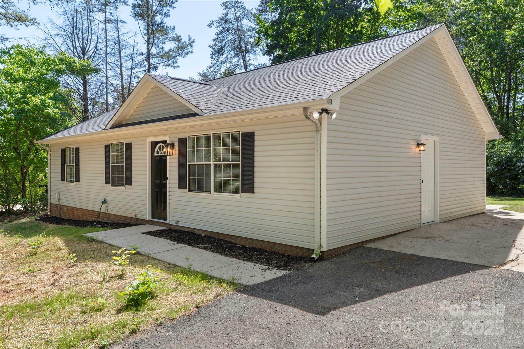 Property Photo: 7525 Cedarbrook Drive NC 28215