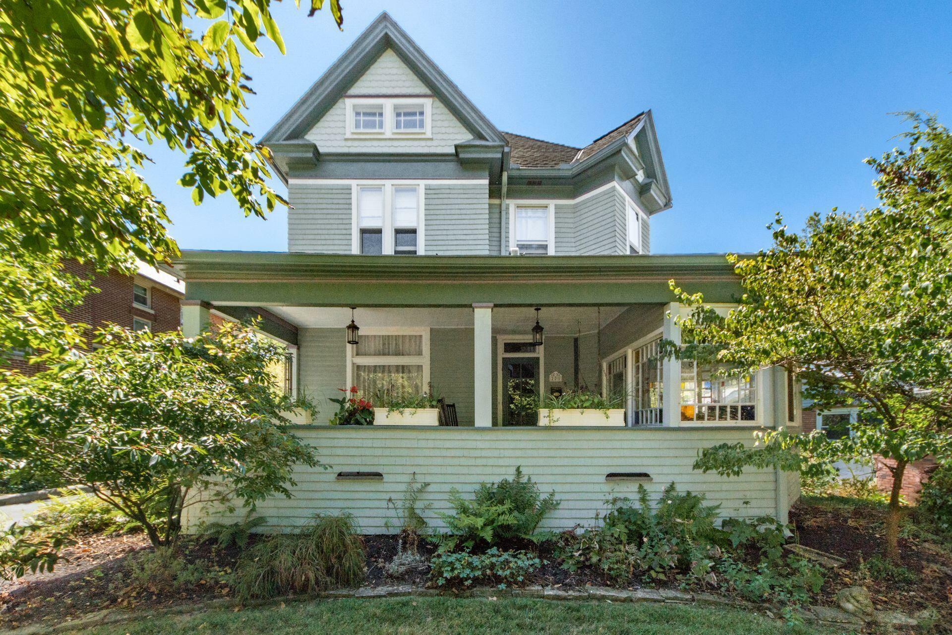 Property Photo:  221 Oakland Park Avenue  OH 43214 