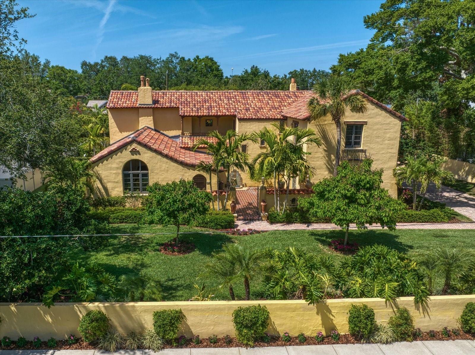Property Photo: 843 17th Avenue N FL 33704