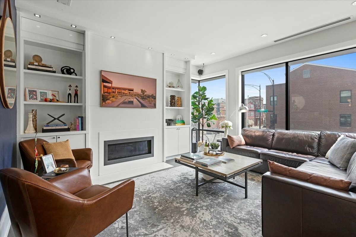 Property Photo: 1404 W Chicago Avenue 2 IL 60642