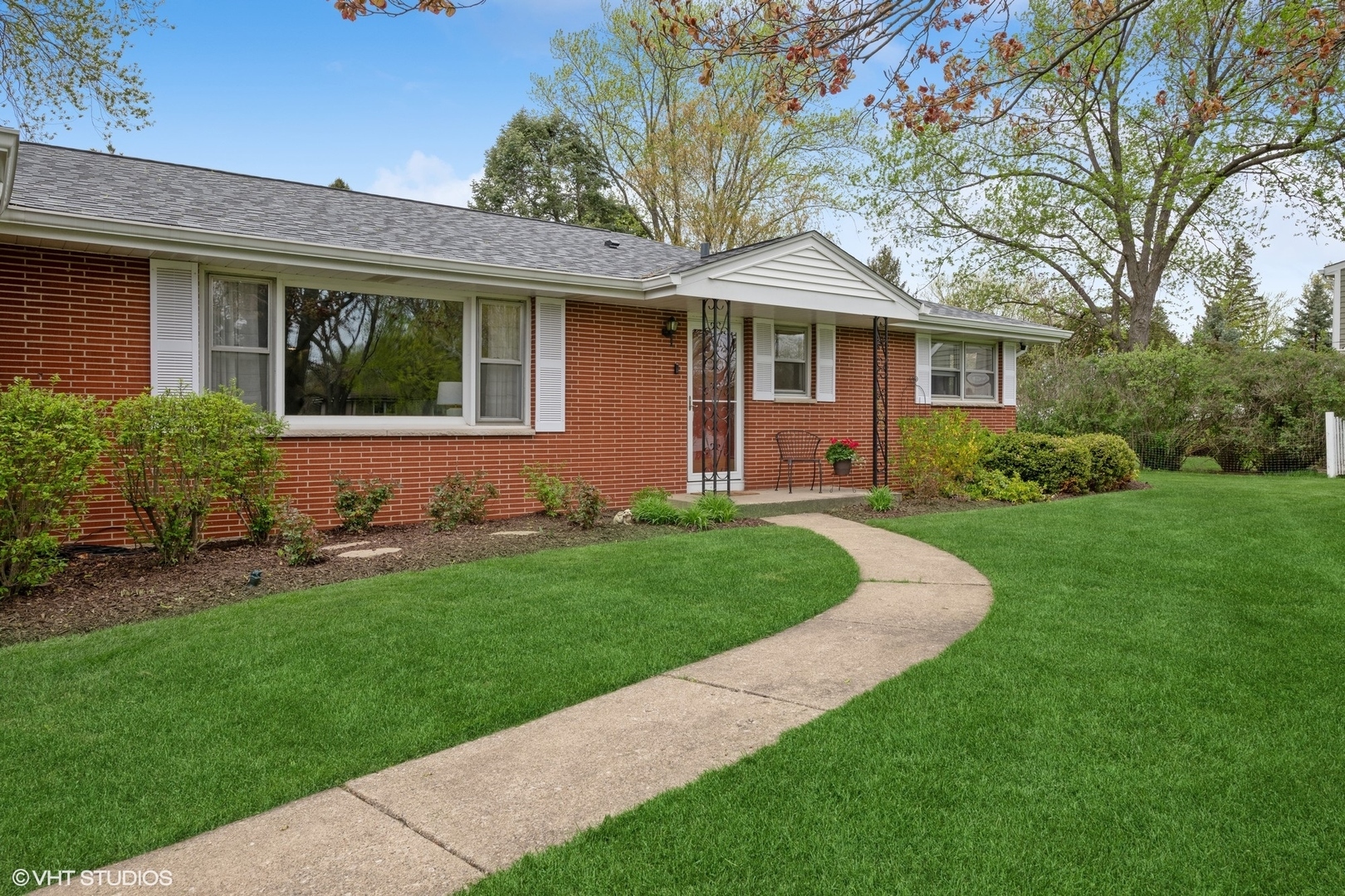 Property Photo: 1112 N Perry Drive IL 60067