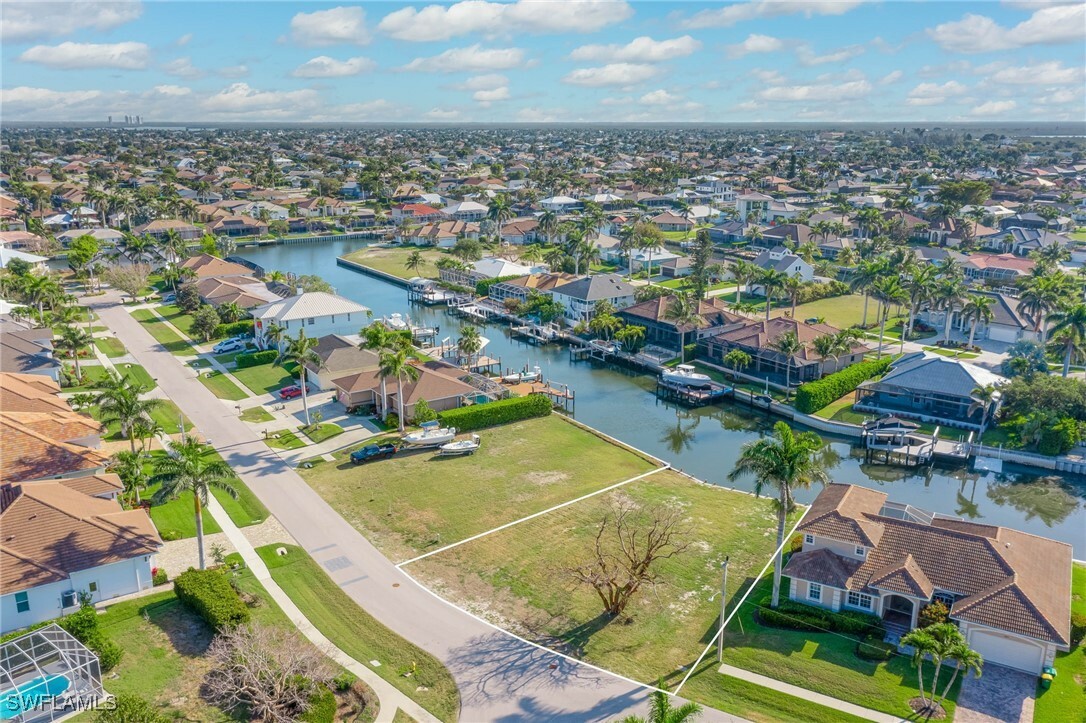 Property Photo: 475 Barcelona Court FL 34145