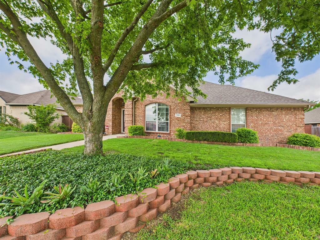 Property Photo: 733 Willow Crest Drive TX 76065