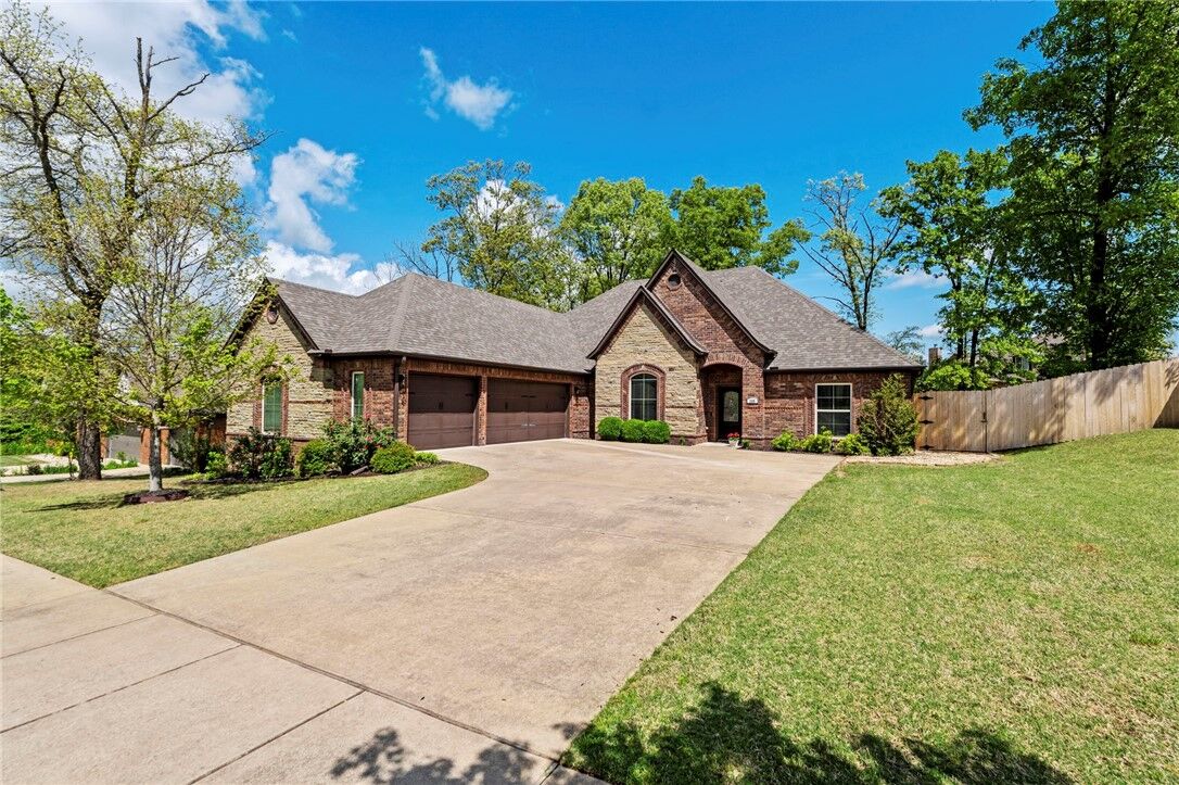 Property Photo:  205 NW Tall Oaks Avenue  AR 72712 