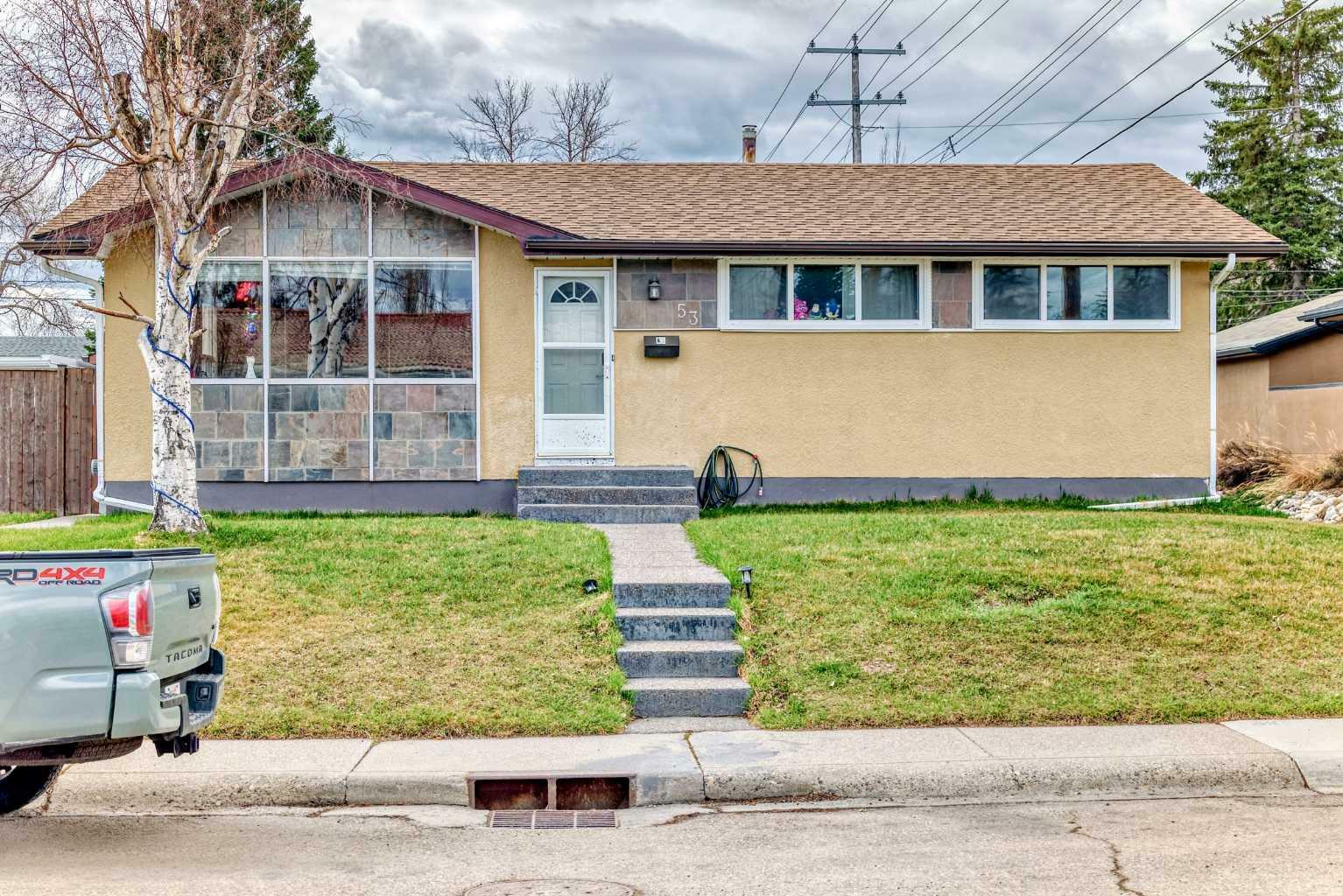 Property Photo: 53 Wakefield Drive SW AB T3C 2W8