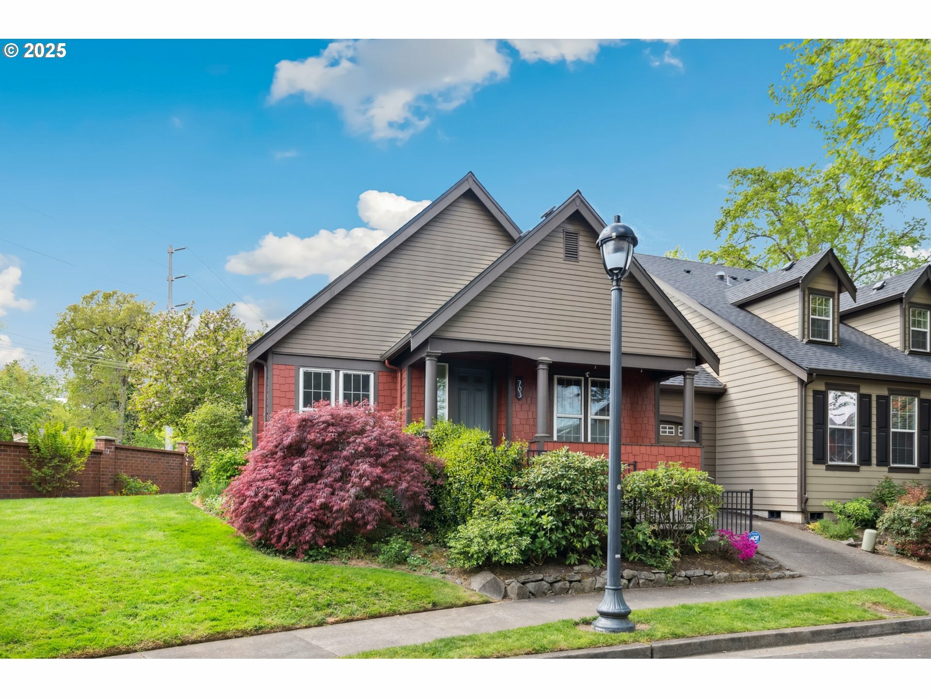 Property Photo:  703 NE 70th Ave  OR 97124 