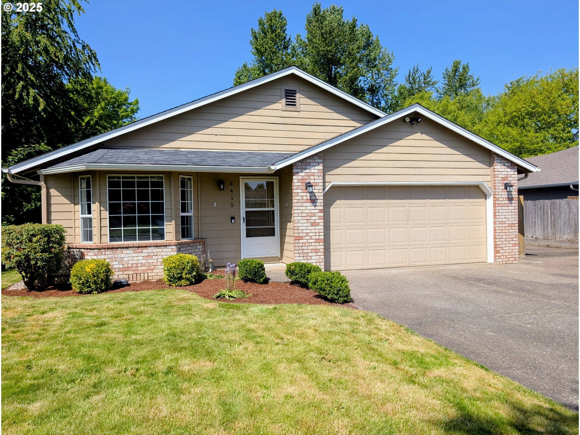 Property Photo: 4415 NE Weathers St OR 97301