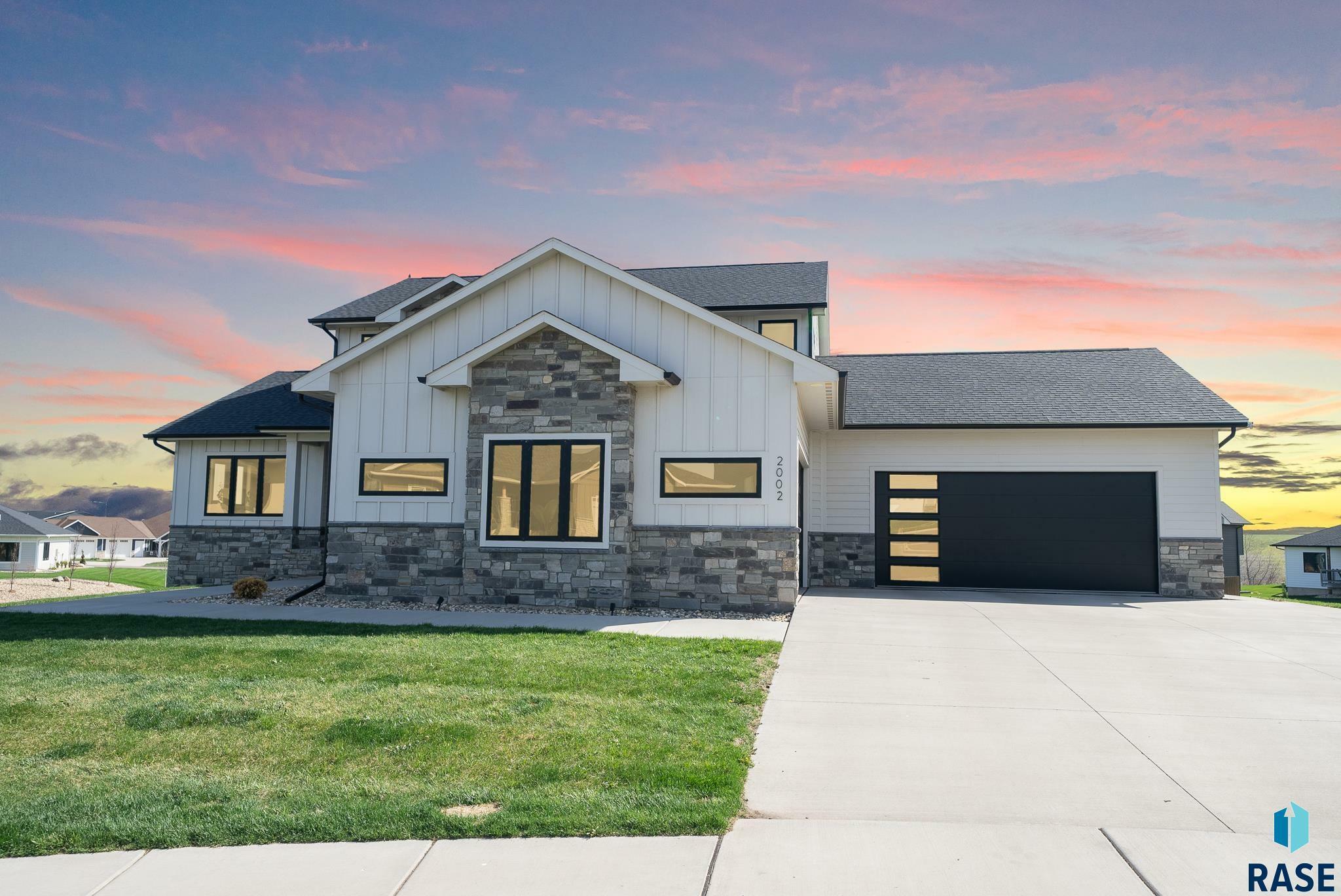 Property Photo: 2002 S Meadowview Cir SD 57110