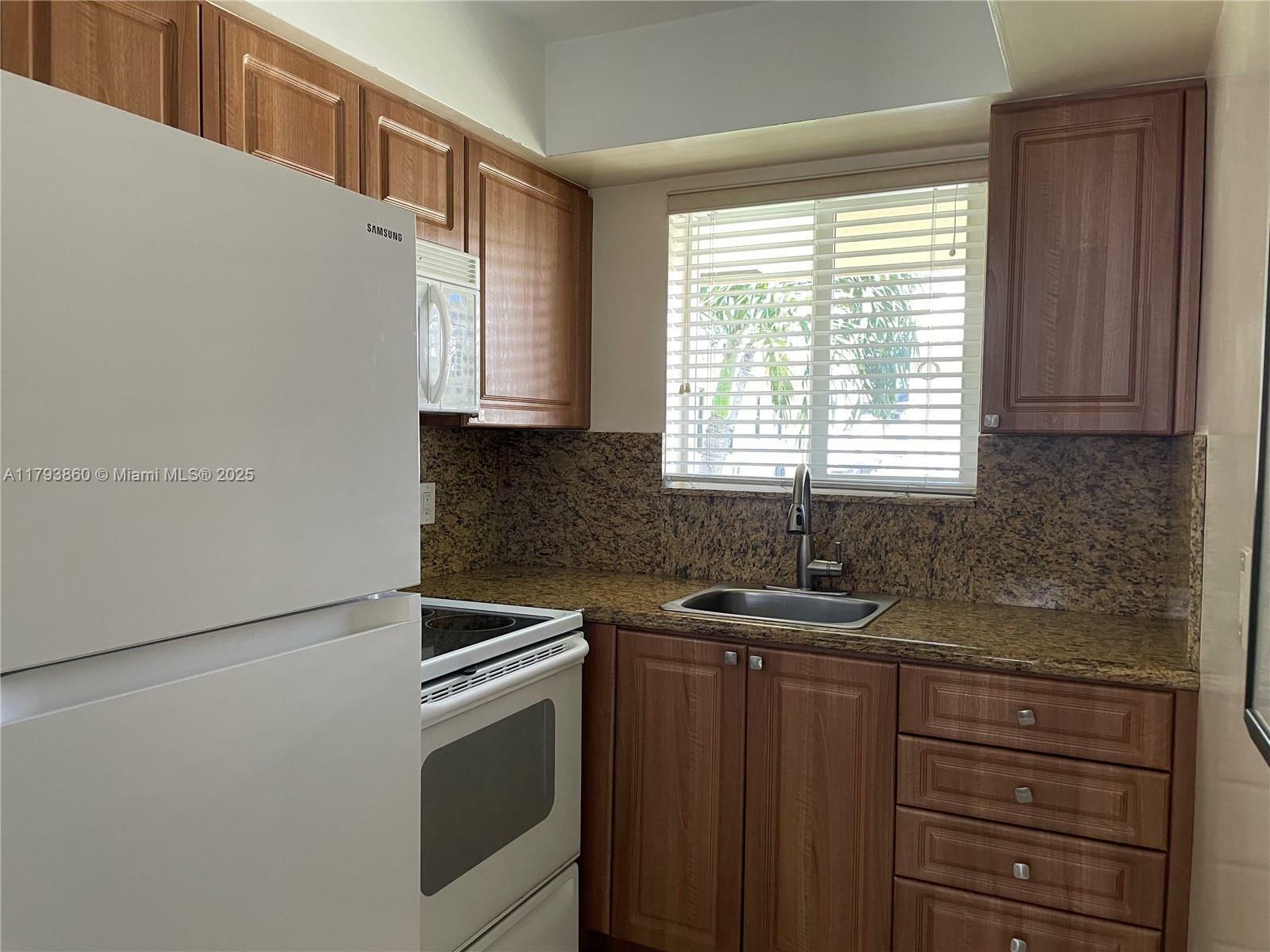 Property Photo: 1748 Rodman St 117 FL 33020