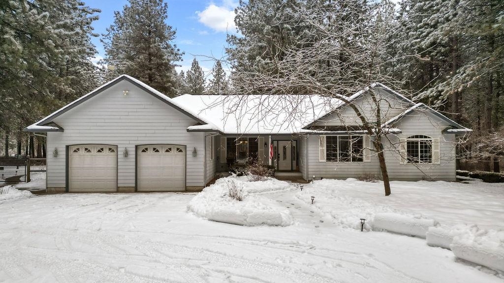 Property Photo: 815 E Shelter Ln WA 99006