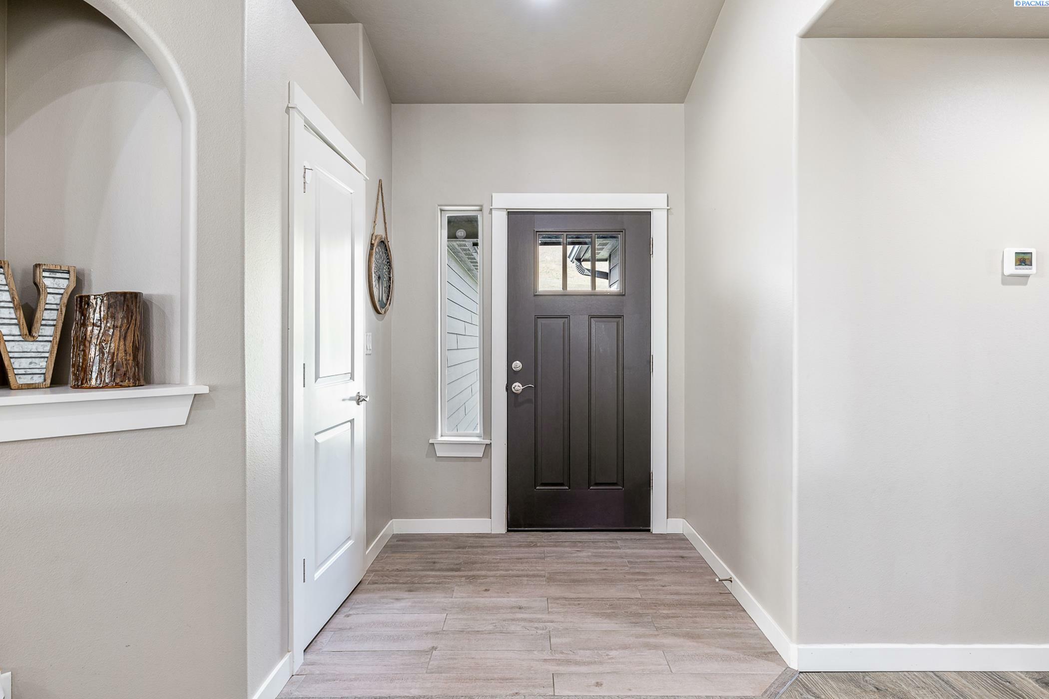 Property Photo: 3870 Curtis Dr WA 99353-7851