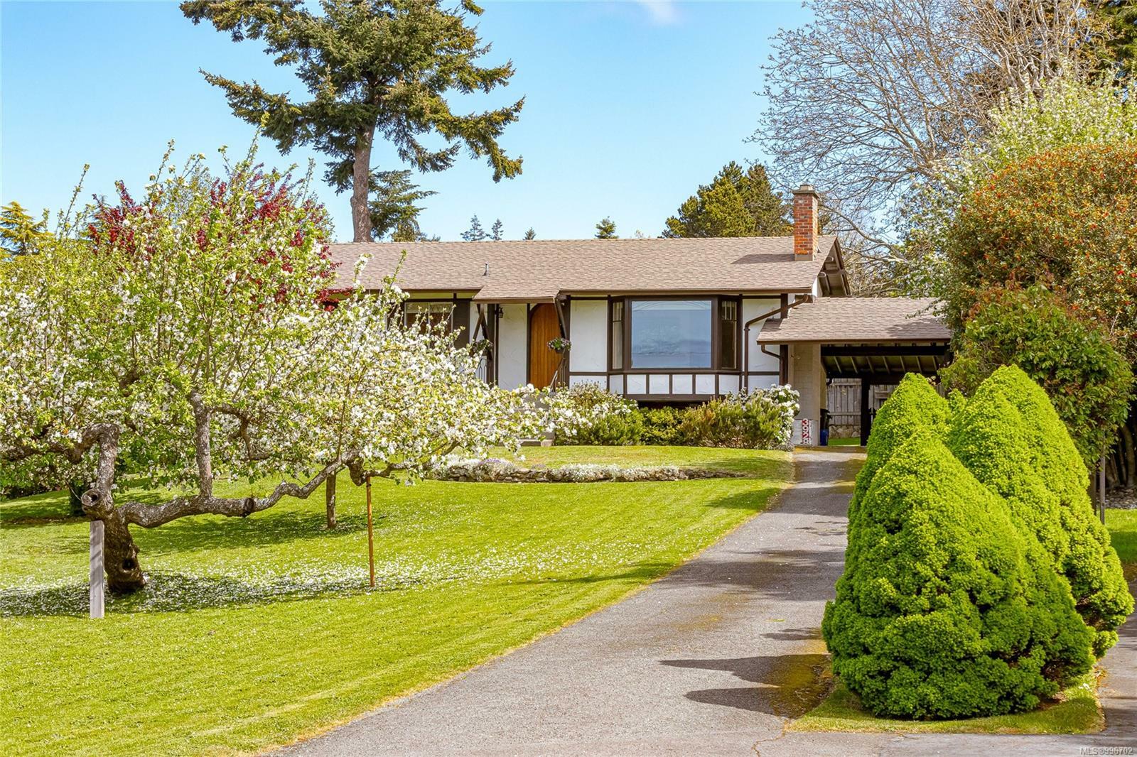 Property Photo: 3928 Cadboro Bay Rd BC V8N 4G9