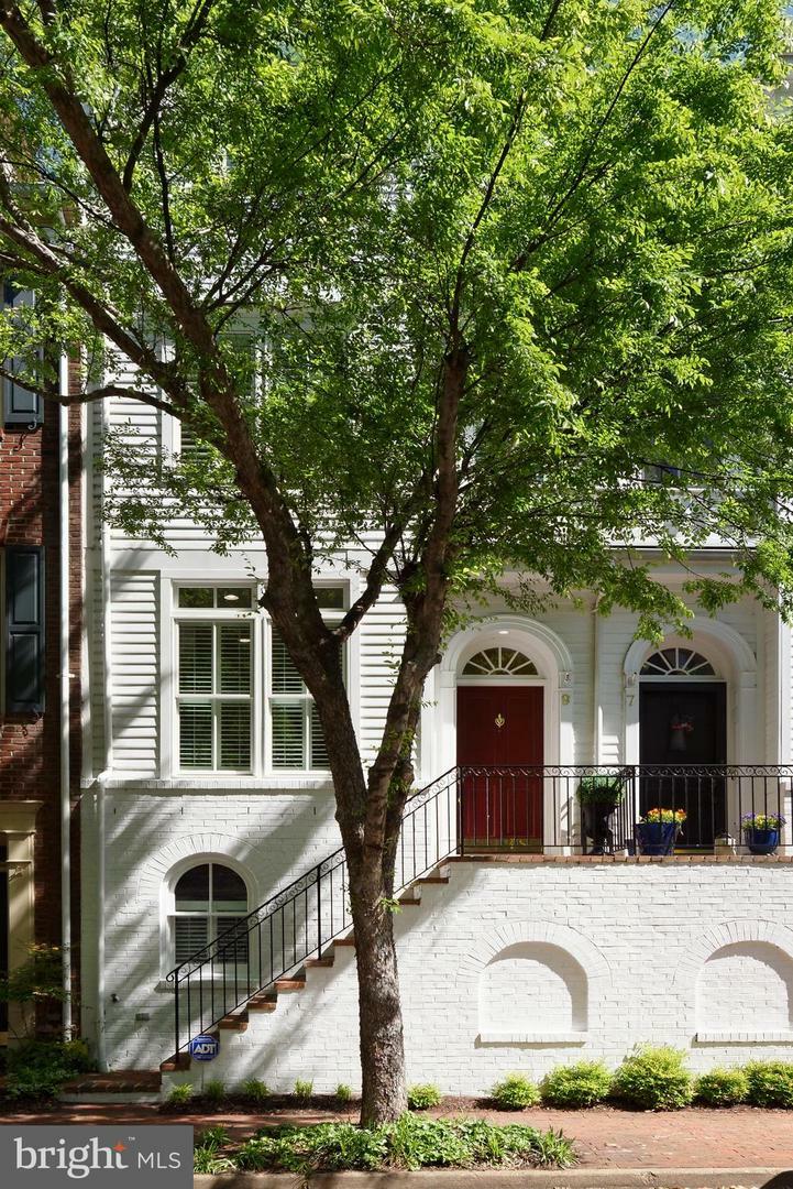 Property Photo: 9 Franklin Street VA 22314
