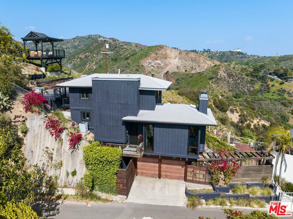 Property Photo:  2860 Hollyridge Dr  CA 90068 