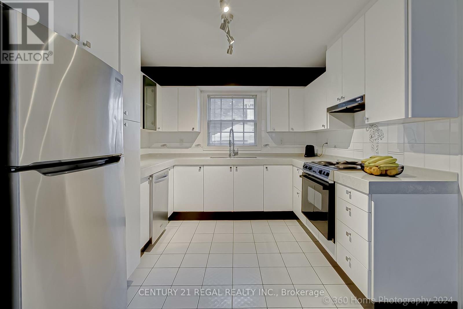 Photo de la propriété: 2239 Gerrard Street East ON M4E 2C9