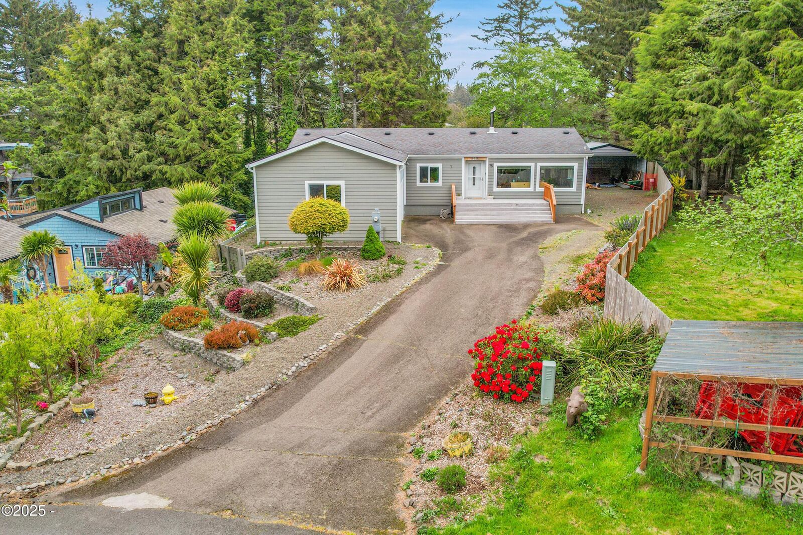 Property Photo: 75 Spruce Court OR 97341