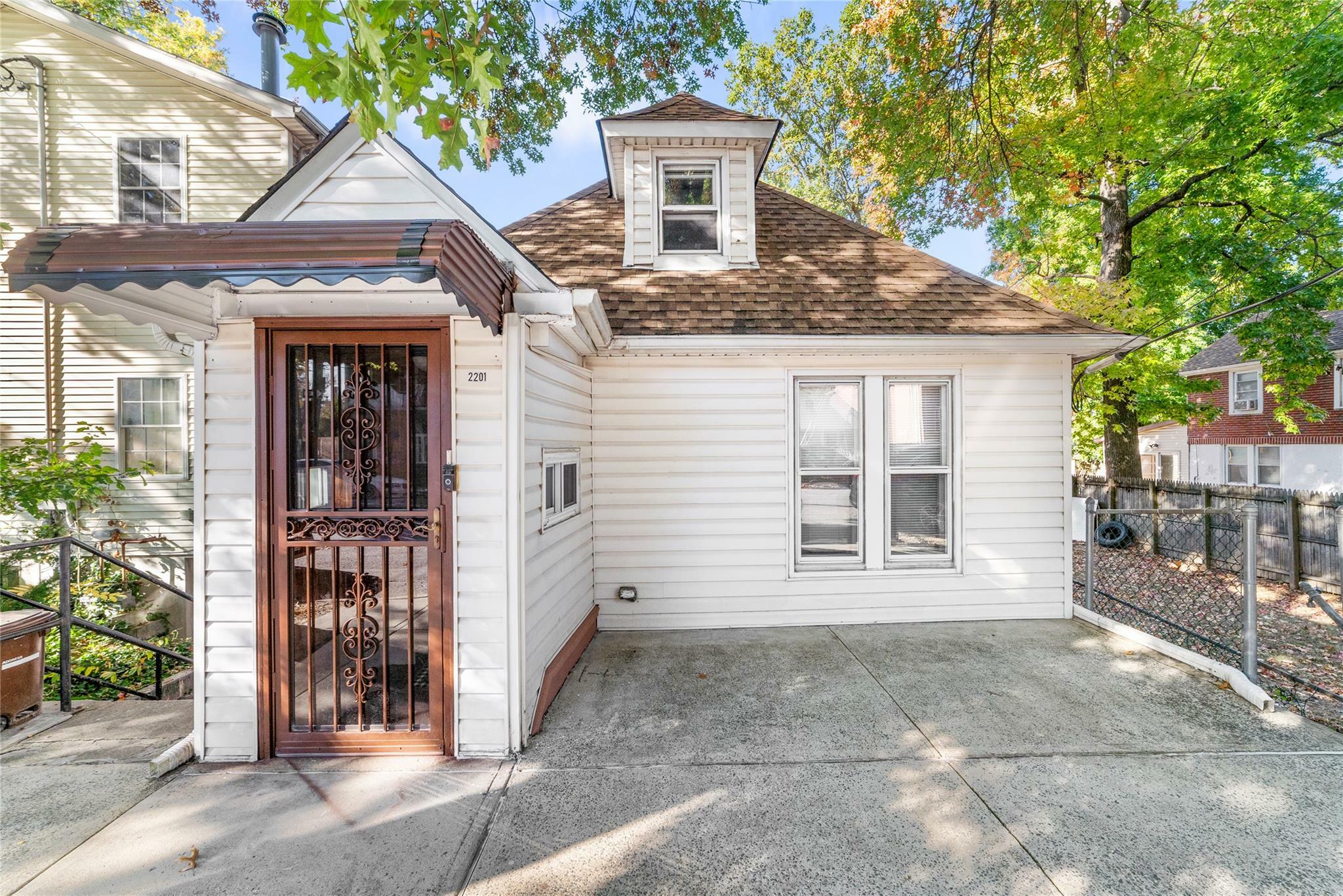 Property Photo: 2201 Palmer Avenue NY 10475