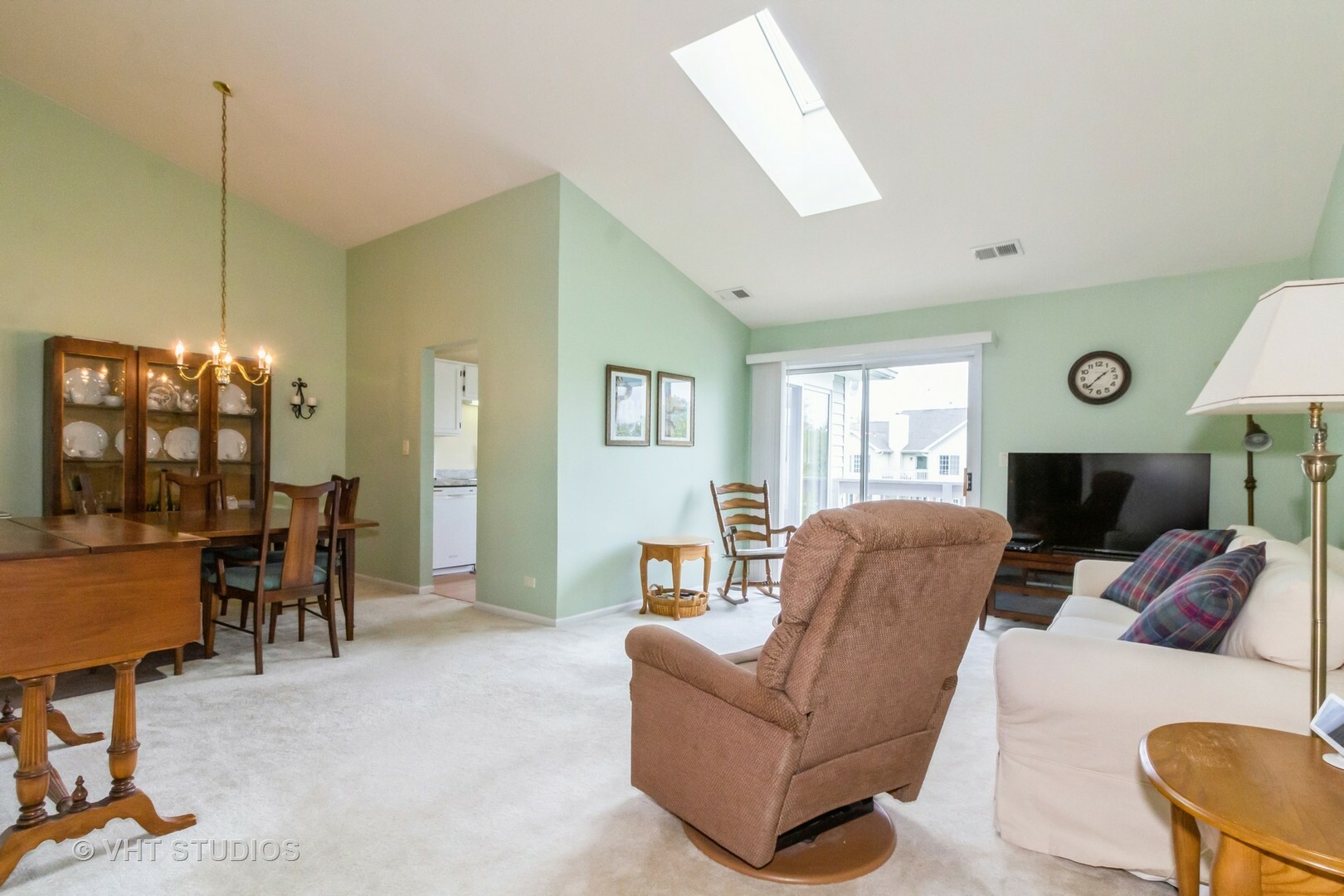 Property Photo: 864 Quin Court 201 IL 60563