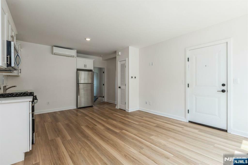 Property Photo:  164 Glenwood Avenue 101  NJ 07003 