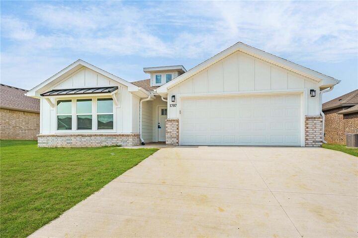 Property Photo:  1707 Edwards Street  AR 72751 