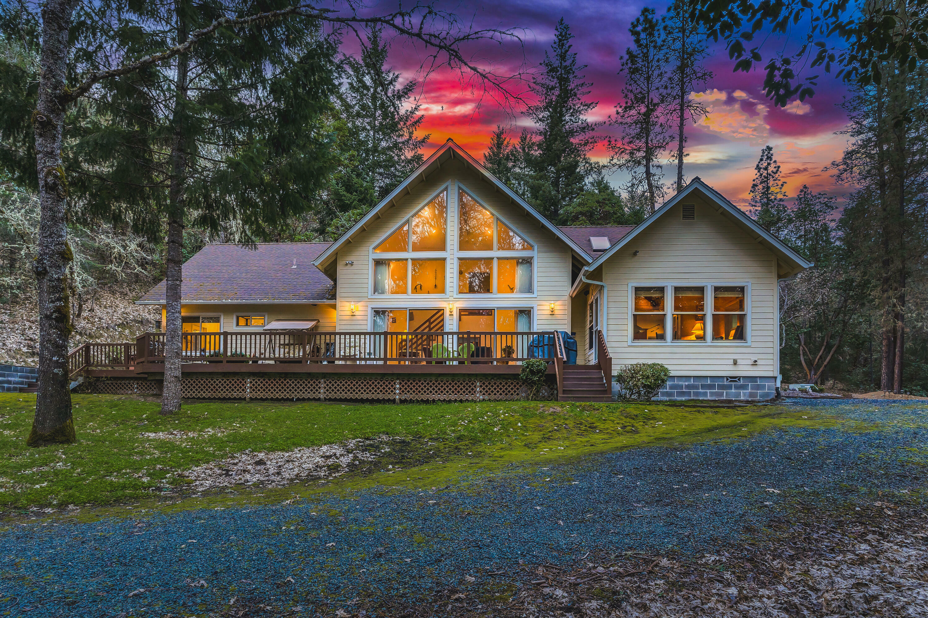Property Photo: 780 Pinecrest Drive OR 97526