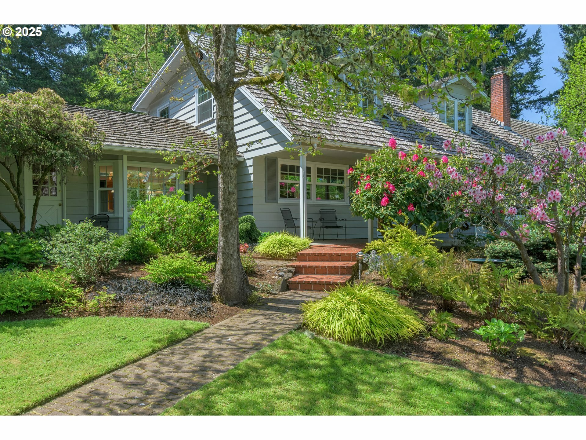 Property Photo: 888 Crest Dr OR 97405