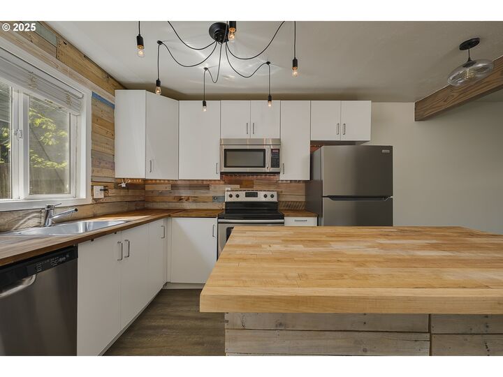 Property Photo:  7831 SW 34th Ave  OR 97219 