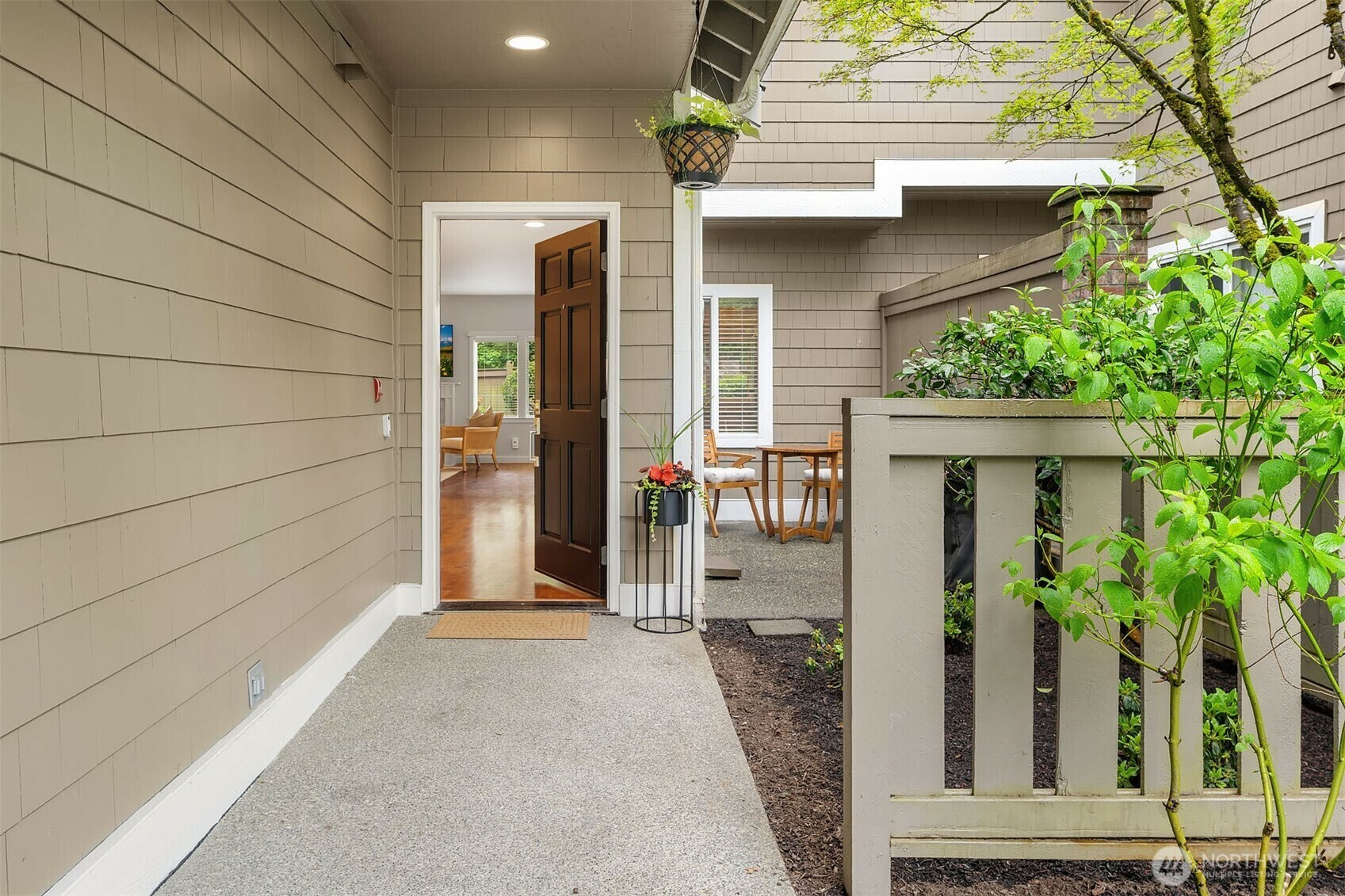 Property Photo: 10005 NE 37th Court 106 WA 98033