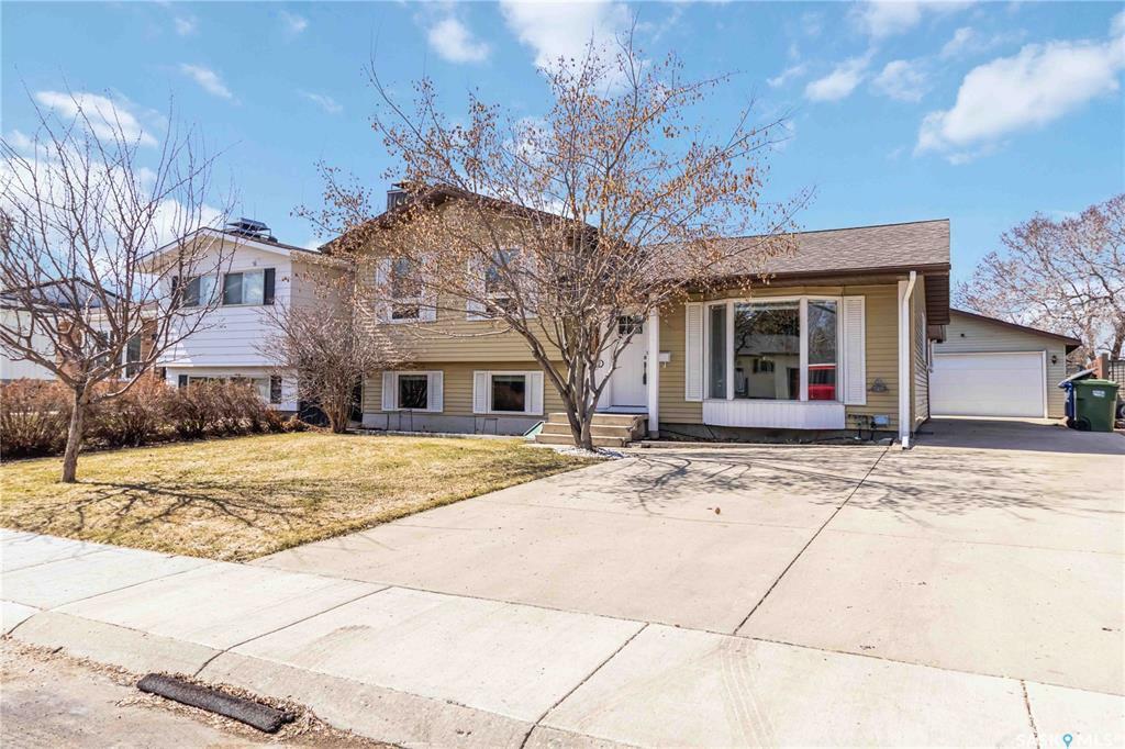 Property Photo: 262 Wrigley Crescent SK S7M 4Y4