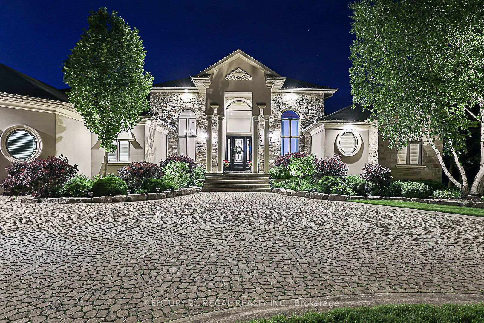 Photo de la propriété: 16 Lake Woods Drive ON L4A 1P9