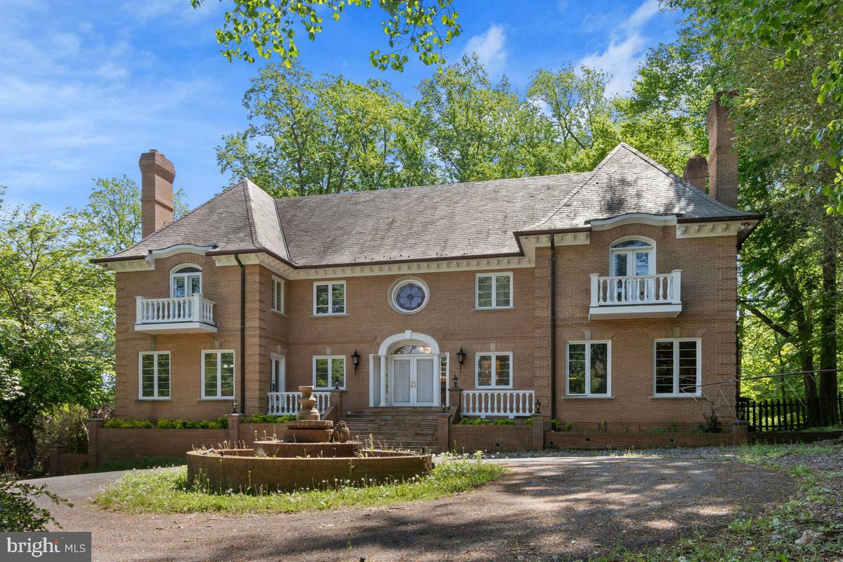 Property Photo: 613 Rivercrest Drive VA 22101