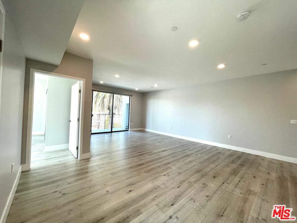 Property Photo: 14612 Calvert St CA 91411
