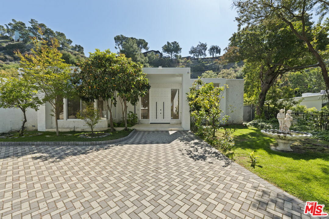 Property Photo: 1860 Loma Vista Dr CA 90210