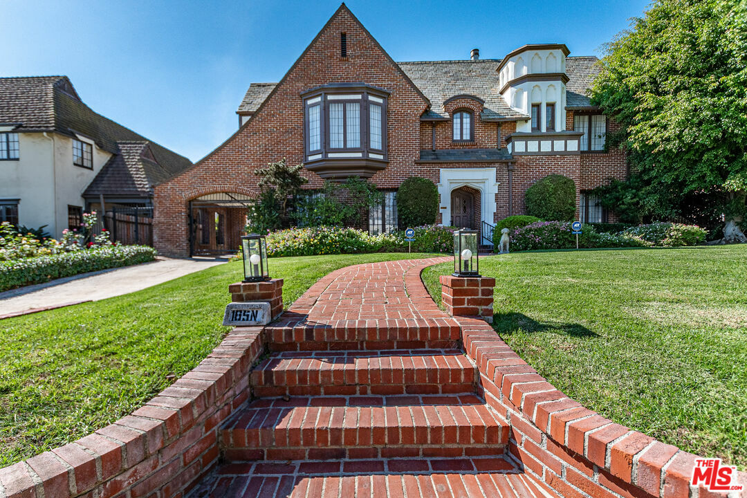 Property Photo: 165 N Las Palmas Ave CA 90004