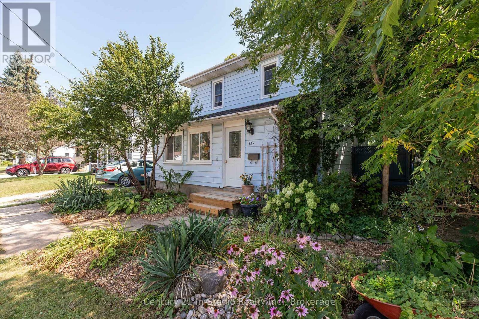 Property Photo:  239 North College Street North  ON N0G 1R0 