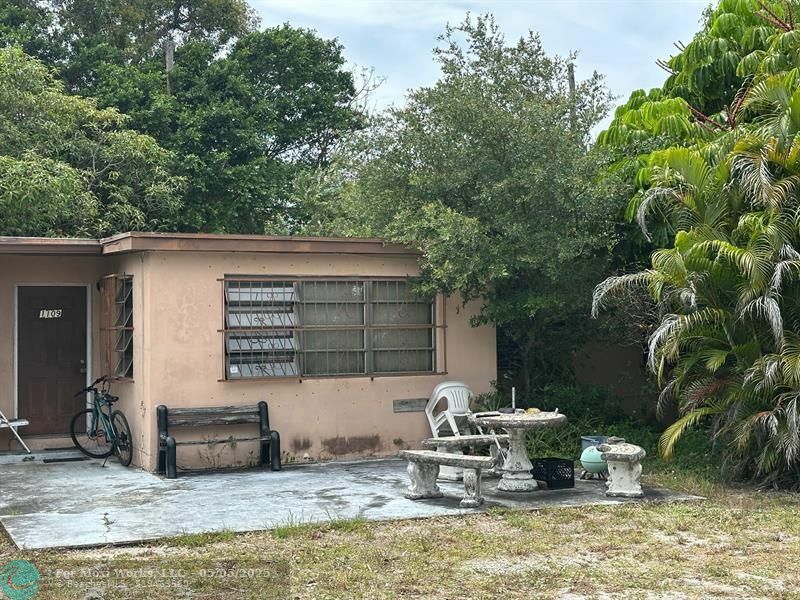 Property Photo: 1109 NW 15th Ave FL 33311